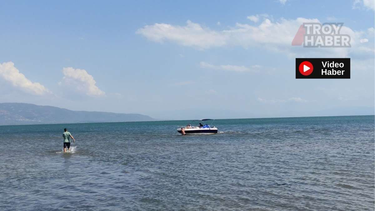 Gölde rüzgarla sürüklenen çocuklar vatandaşlar tarafından kurtarıldı