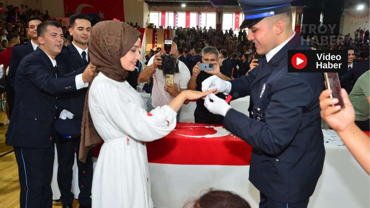 Mezun olan polis tören sonrası sevgilisine evlenme teklifi etti