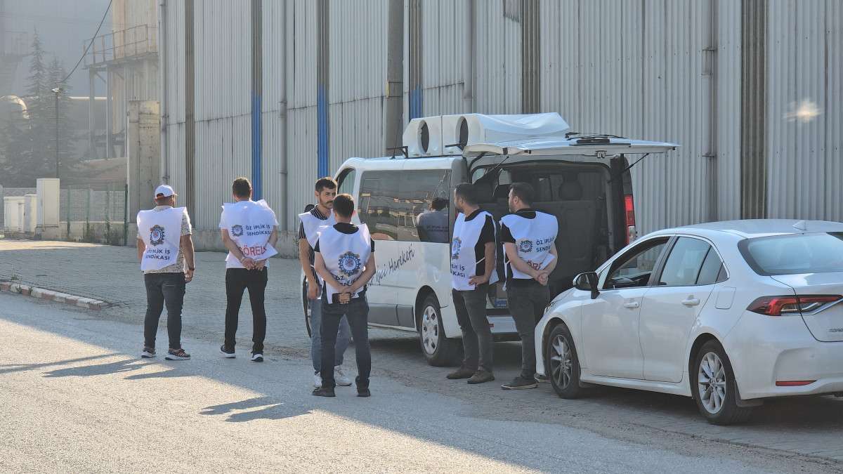 Sendikanın müzikli eylemine işveren 'Erik Dalı' ve 'Mehter Marşı' ile karşılık veriyor