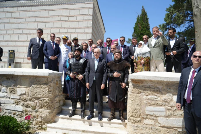 TBMM Başkanı Kurtulmuş Gelibolu&rsquo;da: Gazi S&uuml;leyman Paşa T&uuml;rbesi&rsquo;nde Alplerin n&ouml;bet değişimi b&uuml;y&uuml;ledi