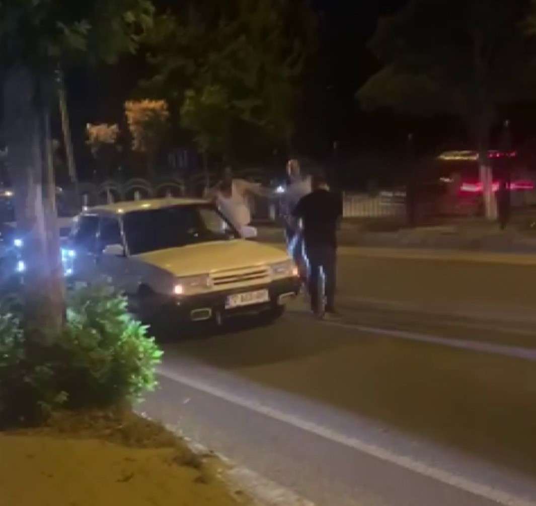 Yol verme kavgası; Elindeki sert cisimle defalarca vurdu